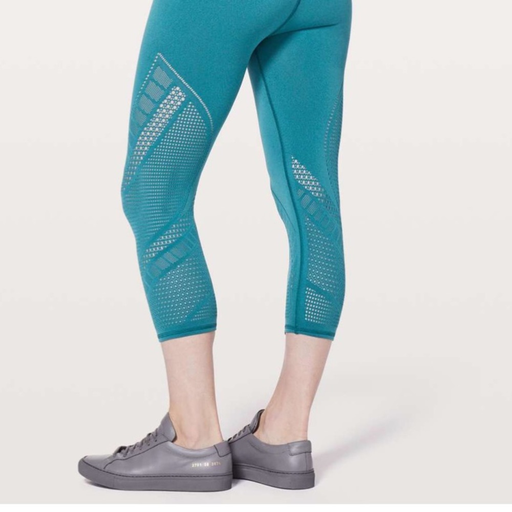 Lululemon Reveal Crop Interconnect *18" Teal